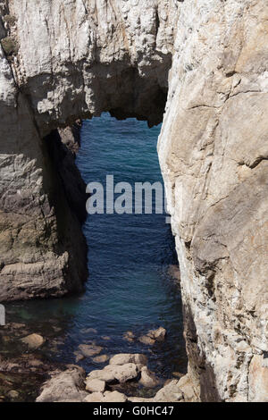 Wales und Anglesey Küstenweg in Nord-Wales. BWA Gwyn Arch, an der Küste von Anglesey in der Nähe von Rhoscolyn. Stockfoto