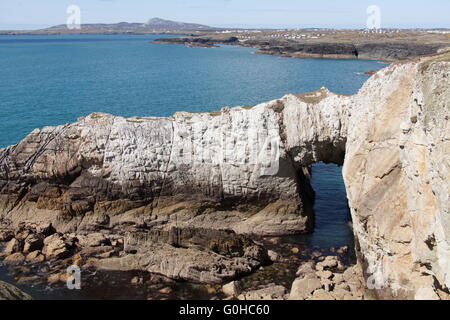 Wales und Anglesey Küstenweg in Nord-Wales. BWA Gwyn Arch, an der Küste von Anglesey in der Nähe von Rhoscolyn. Stockfoto