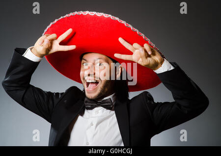 Mexikanische Jüngling trägt sombrero Stockfoto