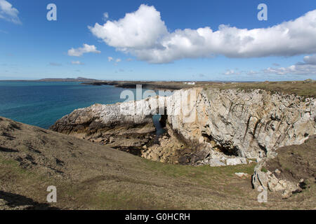 Wales und Anglesey Küstenweg in Nord-Wales. BWA Gwyn Arch, an der Küste von Anglesey in der Nähe von Rhoscolyn. Stockfoto