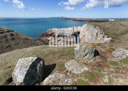 Wales und Anglesey Küstenweg in Nord-Wales. BWA Gwyn Arch, an der Küste von Anglesey in der Nähe von Rhoscolyn. Stockfoto
