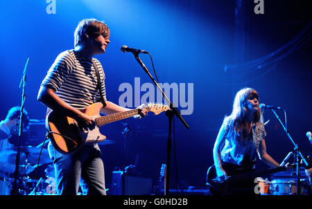 BARCELONA - NOV 13: Jenny und Johnny (Band) führt auf Razzmatazz Bühne am 13. November 2010 in Barcelona, Spanien. Stockfoto