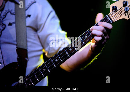 BARCELONA - 2 Dez.: Bassist von Tulsa funktioniert in Apolo Stadium am 2. Dezember 2010 in Barcelona, Spanien. Stockfoto