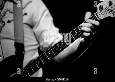 BARCELONA - 2 Dez.: Bassist von Tulsa funktioniert in Apolo Stadium am 2. Dezember 2010 in Barcelona, Spanien. Stockfoto