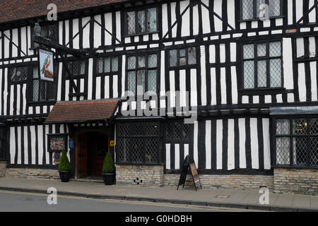 Fassade und Eingang des Falcon Hotels, heute unter dem Namen Hotel Indigo, in Stratford-upon-Avon, Warwickshire, England. Stockfoto