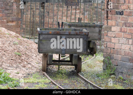 Eisenhütte Holz Kohle Wagen auf stillgelegten Bahngleisen Stockfoto