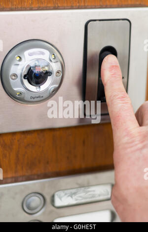 Vor der Tür mit Fingerabdruck-Scanner und Kamera-Sicherheitssystem Stockfoto