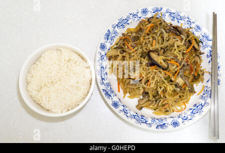 Japchae mit Reisschale Stockfoto