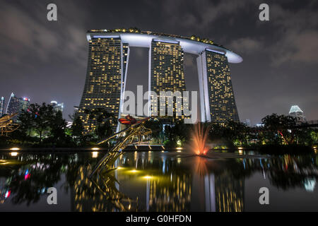 Nachtansicht des Marina Bay Sands Hotel aus den Gärten an der Bucht während der Licht-Show, Singapur Stockfoto