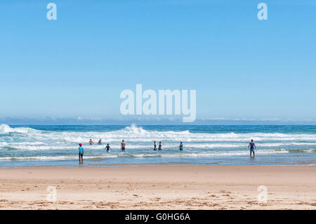 NATURES VALLEY, SOUTH AFRICA - 2. März 2016: Unbekannter Schwimmer an einem Strand in der kleinen Stadt von Natures Valley Stockfoto