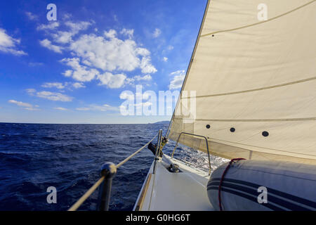 Anker, VorstAG und Rollgross Trommel auf der Yacht Bogen Stockfoto