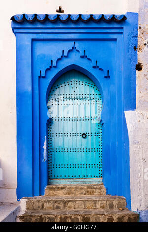 Detail einer Tür in der Stadt Chefchaouen in Marokko Stockfoto