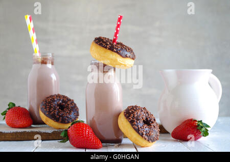 Kakao und Schokolade Donut mit Erdbeeren Stockfoto