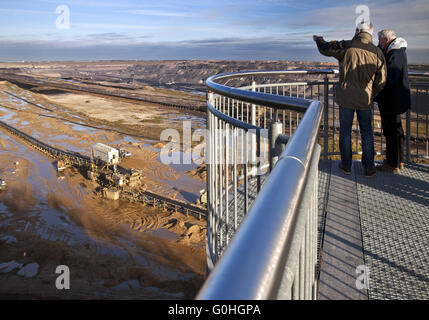 zwei Männer auf Sky walk Jackerath, Garzweiler II Braunkohle Oberfläche Bergbau, Jüchen, Deutschland Stockfoto