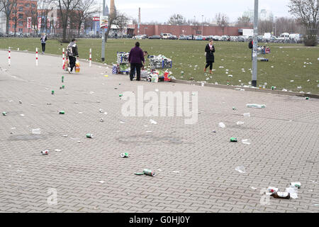 Müll-Problem vor einem Fußballstadion in Magdeburg Stockfoto