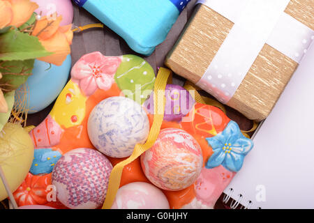 Ostern-Hintergrund mit Eiern, Bändern und Frühlingsdekoration Stockfoto