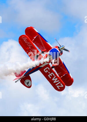 Rich Goodwin führt einen hohen alpha-Messer-Rand-Pass in seiner Pitts Special S-2 s "Muskel-Doppeldecker" Stockfoto