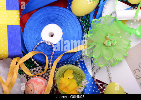 Ostern-Hintergrund mit Eiern, Bändern und Frühlingsdekoration Stockfoto