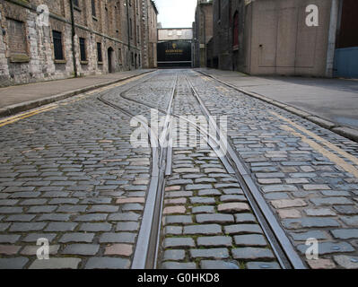 Original gepflasterten Straßen außerhalb der Brauerei Guinness Storehouse in Dublin Irland mit alten Straßenbahn-Linien Stockfoto