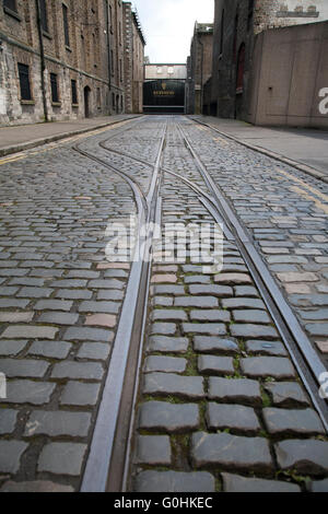 Original gepflasterten Straßen außerhalb der Brauerei Guinness Storehouse in Dublin Irland mit alten Straßenbahn-Linien Stockfoto