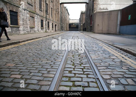 Original gepflasterten Straßen außerhalb der Brauerei Guinness Storehouse in Dublin Irland mit alten Straßenbahn-Linien Stockfoto