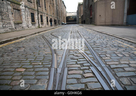 Original gepflasterten Straßen außerhalb der Brauerei Guinness Storehouse in Dublin Irland mit alten Straßenbahn-Linien Stockfoto