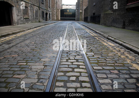 Original gepflasterten Straßen außerhalb der Brauerei Guinness Storehouse in Dublin Irland mit alten Straßenbahn-Linien Stockfoto