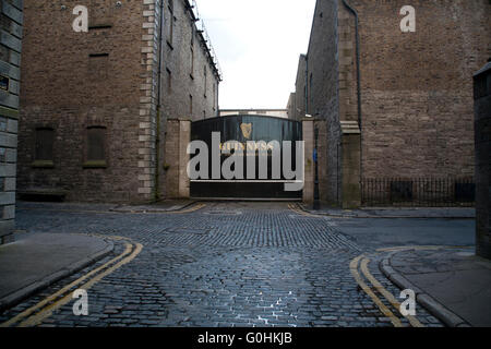 Original gepflasterten Straßen außerhalb der Brauerei Guinness Storehouse in Dublin Irland Stockfoto