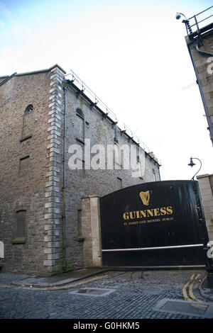 Original gepflasterten Straßen außerhalb der Brauerei Guinness Storehouse in Dublin Irland Stockfoto