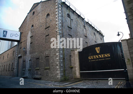 Original gepflasterten Straßen außerhalb der Brauerei Guinness Storehouse in Dublin Irland Stockfoto