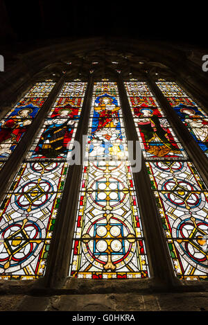 Glasfenster in der Kathedrale des Peaks im Dorf Tideswell, Derbyshire.  St John the Baptist Church. Stockfoto