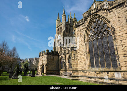 Tideswell Kirche (Kathedrale des Peaks) in Derbyshire. Ein sonniger Frühlingstag. Stockfoto