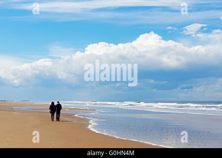 Paar am Strand entlang bei Holkham, Norfolk, England UK Stockfoto