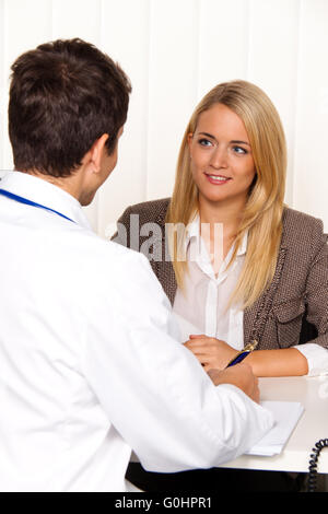 Ärzte nennen. Patient und Arzt im Gespräch in der medizinischen Praxis Stockfoto