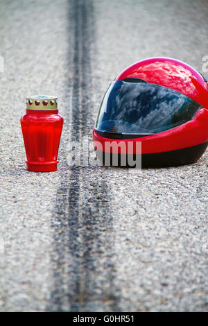 Motorrad-Unfall. Verkehr Unfall und Skid marks Stockfoto