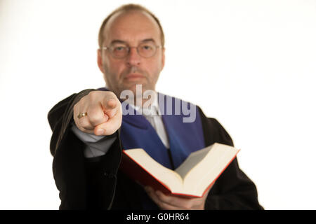 Richter am Gerichtshof mit dem Gesetzbuch. Urteil. Stockfoto