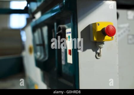 Not-Aus-Taste auf industrielle Sägemaschine Stockfoto