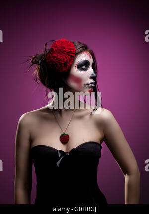 Junge Frau in Tag der Toten Maske Schädel Gesicht Kunst Stockfoto