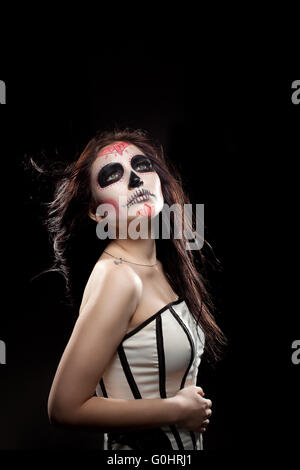 Depressive junge Frau in Tag der Toten Maske Stockfoto