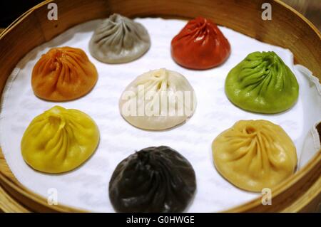 Bunte Xiao long Bao Suppe Knödel in einem Dampf-Korb Stockfoto