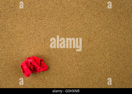 Roten zerknittertes Papier über Kork-Hintergrund Stockfoto