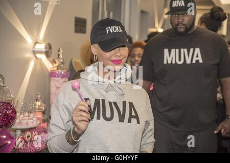 Dies sind Bilder von Amber Rose's 'Muva Moji"Emoji Start letzte Nacht in Dave & Busters Hollywood die Veranstaltung von Vlado Footwear Berühmtheitgäste gesponsert wurde sind Drakes Vater Dennis Graham, zu kurz, Mally Mall, Trinidad James, Musik-Manager Steve Lobel, Isaac Singleton von Pirates of the Caribbean und Deadpool, Lil Caine der Künstler (Sohn des Tyrin Turner aus Menace II Society) , Große Percy, Nigel Stargate und Baby Loc Featuring: Amber rose wo: Los Angeles, California, Vereinigte Staaten von Amerika bei: 30. März 2016 Stockfoto