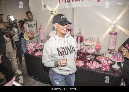 Dies sind Bilder von Amber Rose's 'Muva Moji"Emoji Start letzte Nacht in Dave & Busters Hollywood die Veranstaltung von Vlado Footwear Berühmtheitgäste gesponsert wurde sind Drakes Vater Dennis Graham, zu kurz, Mally Mall, Trinidad James, Musik-Manager Steve Lobel, Isaac Singleton von Pirates of the Caribbean und Deadpool, Lil Caine der Künstler (Sohn des Tyrin Turner aus Menace II Society) , Große Percy, Nigel Stargate und Baby Loc Featuring: Amber rose wo: Los Angeles, California, Vereinigte Staaten von Amerika bei: 30. März 2016 Stockfoto