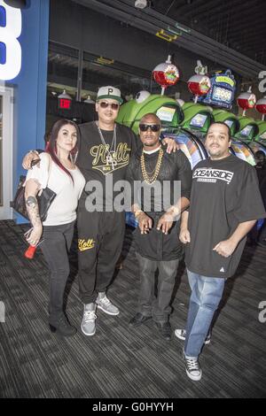 Dies sind Bilder von Amber Rose's 'Muva Moji"Emoji Start letzte Nacht in Dave & Busters Hollywood die Veranstaltung von Vlado Footwear Berühmtheitgäste gesponsert wurde sind Drakes Vater Dennis Graham, zu kurz, Mally Mall, Trinidad James, Musik-Manager Steve Lobel, Isaac Singleton von Pirates of the Caribbean und Deadpool, Lil Caine der Künstler (Sohn des Tyrin Turner aus Menace II Society) , Große Percy, Nigel Stargate und Baby Loc Featuring: große Percy, Nigel Stargate, baby-Loc wo: Los Angeles, California, Vereinigte Staaten von Amerika bei: 30. März 2016 Stockfoto