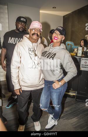 Dies sind Bilder von Amber Rose's 'Muva Moji"Emoji Start letzte Nacht in Dave & Busters Hollywood die Veranstaltung von Vlado Footwear Berühmtheitgäste gesponsert wurde sind Drakes Vater Dennis Graham, zu kurz, Mally Mall, Trinidad James, Musik-Manager Steve Lobel, Isaac Singleton von Pirates of the Caribbean und Deadpool, Lil Caine der Künstler (Sohn des Tyrin Turner aus Menace II Society) , Große Percy, Nigel Stargate und Baby Loc Featuring: amber rose, Dennis Graham wo: Los Angeles, California, Vereinigte Staaten von Amerika bei: 30. März 2016 Stockfoto