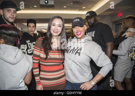Dies sind Bilder von Amber Rose's 'Muva Moji"Emoji Start letzte Nacht in Dave & Busters Hollywood die Veranstaltung von Vlado Footwear Berühmtheitgäste gesponsert wurde sind Drakes Vater Dennis Graham, zu kurz, Mally Mall, Trinidad James, Musik-Manager Steve Lobel, Isaac Singleton von Pirates of the Caribbean und Deadpool, Lil Caine der Künstler (Sohn des Tyrin Turner aus Menace II Society) , Große Percy, Nigel Stargate und Baby Loc Featuring: Amber rose wo: Los Angeles, California, Vereinigte Staaten von Amerika bei: 30. März 2016 Stockfoto