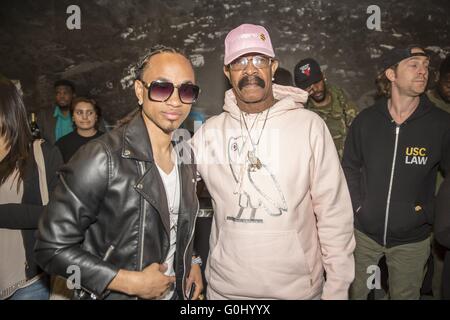 Dies sind Bilder von Amber Rose's 'Muva Moji"Emoji Start letzte Nacht in Dave & Busters Hollywood die Veranstaltung von Vlado Footwear Berühmtheitgäste gesponsert wurde sind Drakes Vater Dennis Graham, zu kurz, Mally Mall, Trinidad James, Musik-Manager Steve Lobel, Isaac Singleton von Pirates of the Caribbean und Deadpool, Lil Caine der Künstler (Sohn des Tyrin Turner aus Menace II Society) , Große Percy, Nigel Stargate und Baby Loc Featuring: Dennis Graham wo: Los Angeles, California, Vereinigte Staaten von Amerika bei: 30. März 2016 Stockfoto