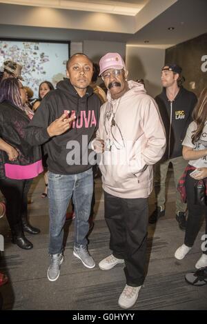 Dies sind Bilder von Amber Rose's 'Muva Moji"Emoji Start letzte Nacht in Dave & Busters Hollywood die Veranstaltung von Vlado Footwear Berühmtheitgäste gesponsert wurde sind Drakes Vater Dennis Graham, zu kurz, Mally Mall, Trinidad James, Musik-Manager Steve Lobel, Isaac Singleton von Pirates of the Caribbean und Deadpool, Lil Caine der Künstler (Sohn des Tyrin Turner aus Menace II Society) , Große Percy, Nigel Stargate und Baby Loc Featuring: Dennis Graham wo: Los Angeles, California, Vereinigte Staaten von Amerika bei: 30. März 2016 Stockfoto