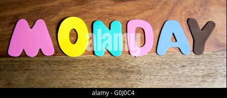Wort gebildet Montag durch bunte Buchstaben Stockfoto