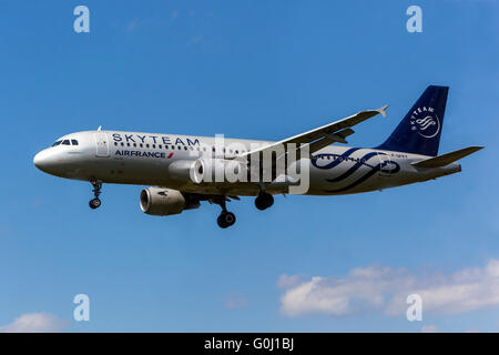 Air France Airbus A320 Ansätze für die Landung, Prag, Tschechische Republik Stockfoto